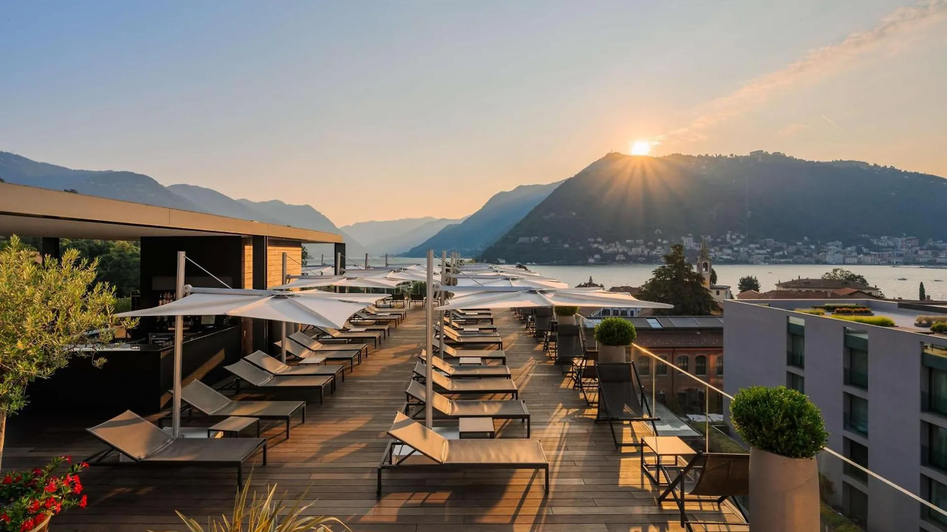 Hilton Lake Como 4*,