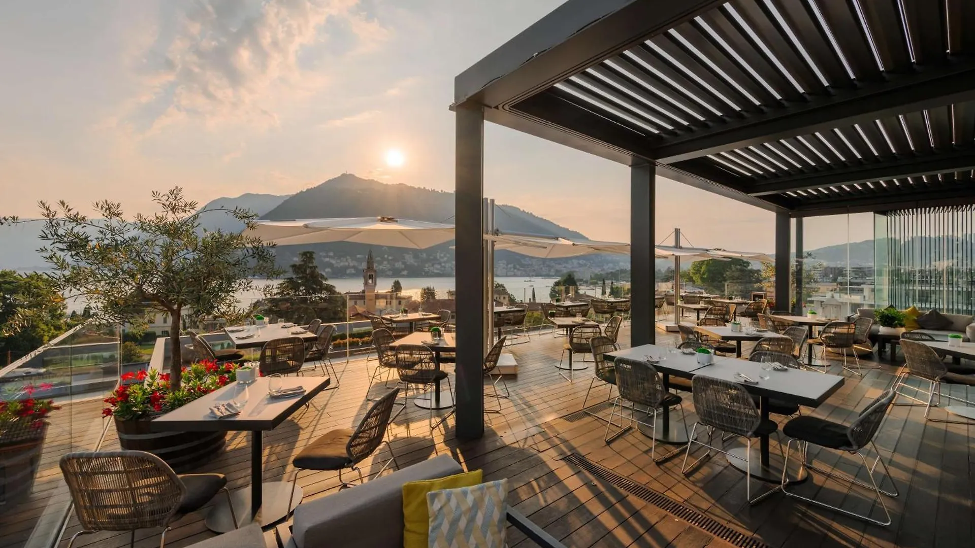 Hilton Lake Como 4*,