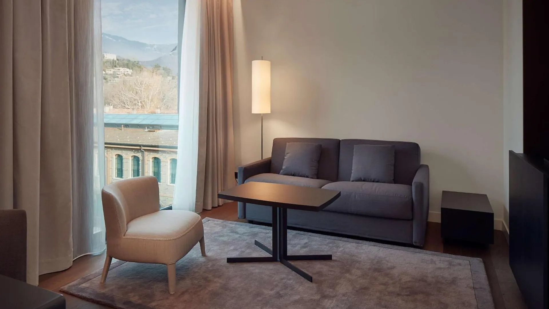 Hilton Lake Como 4*,