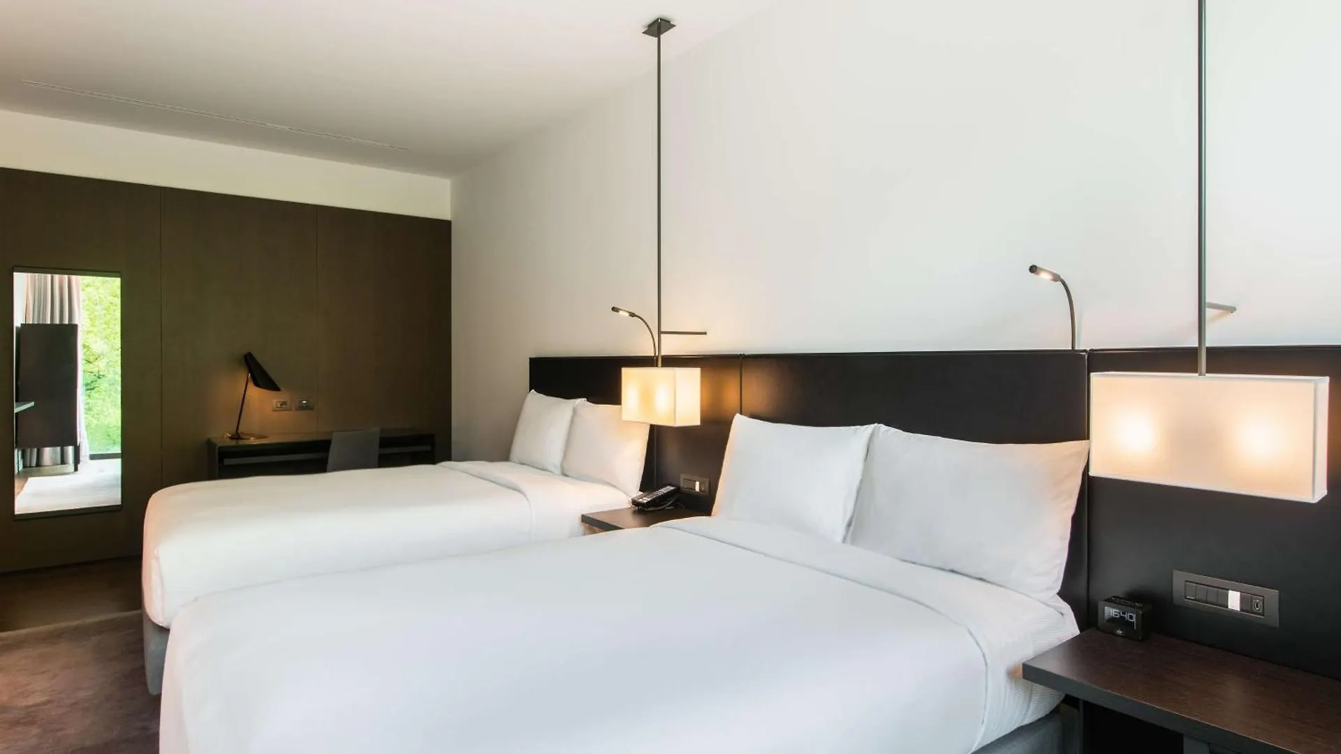 Hilton Lake Como 4*,