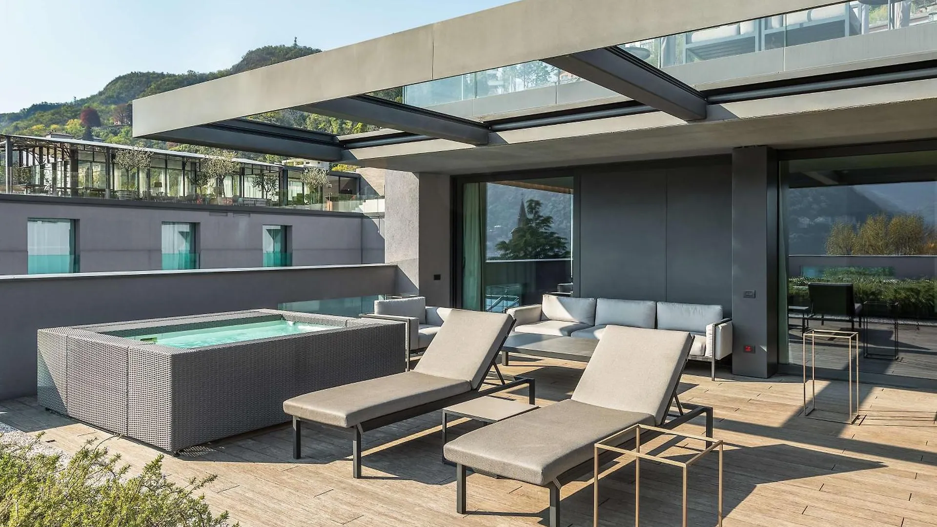 Hilton Lake Como 4*,  Italia