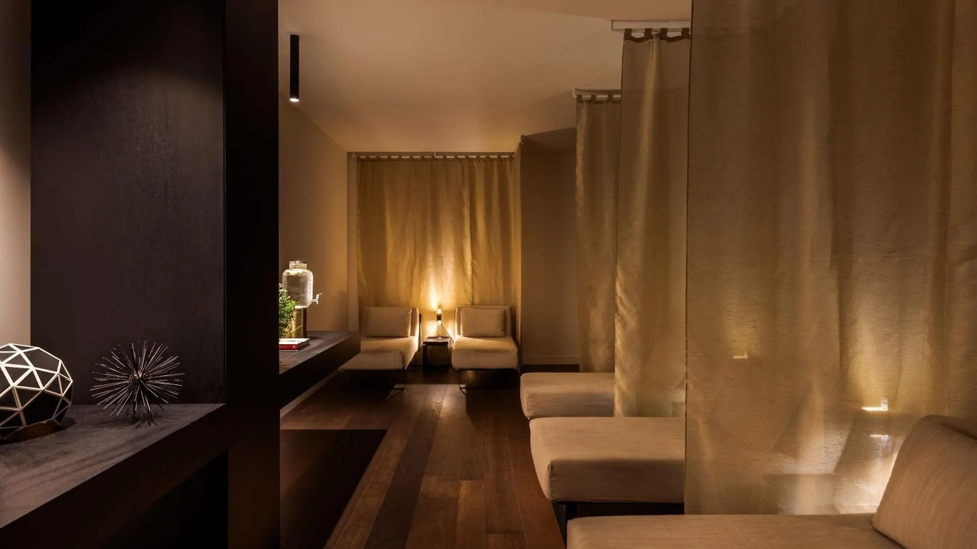 Hilton Lake Como 4*,  Italia