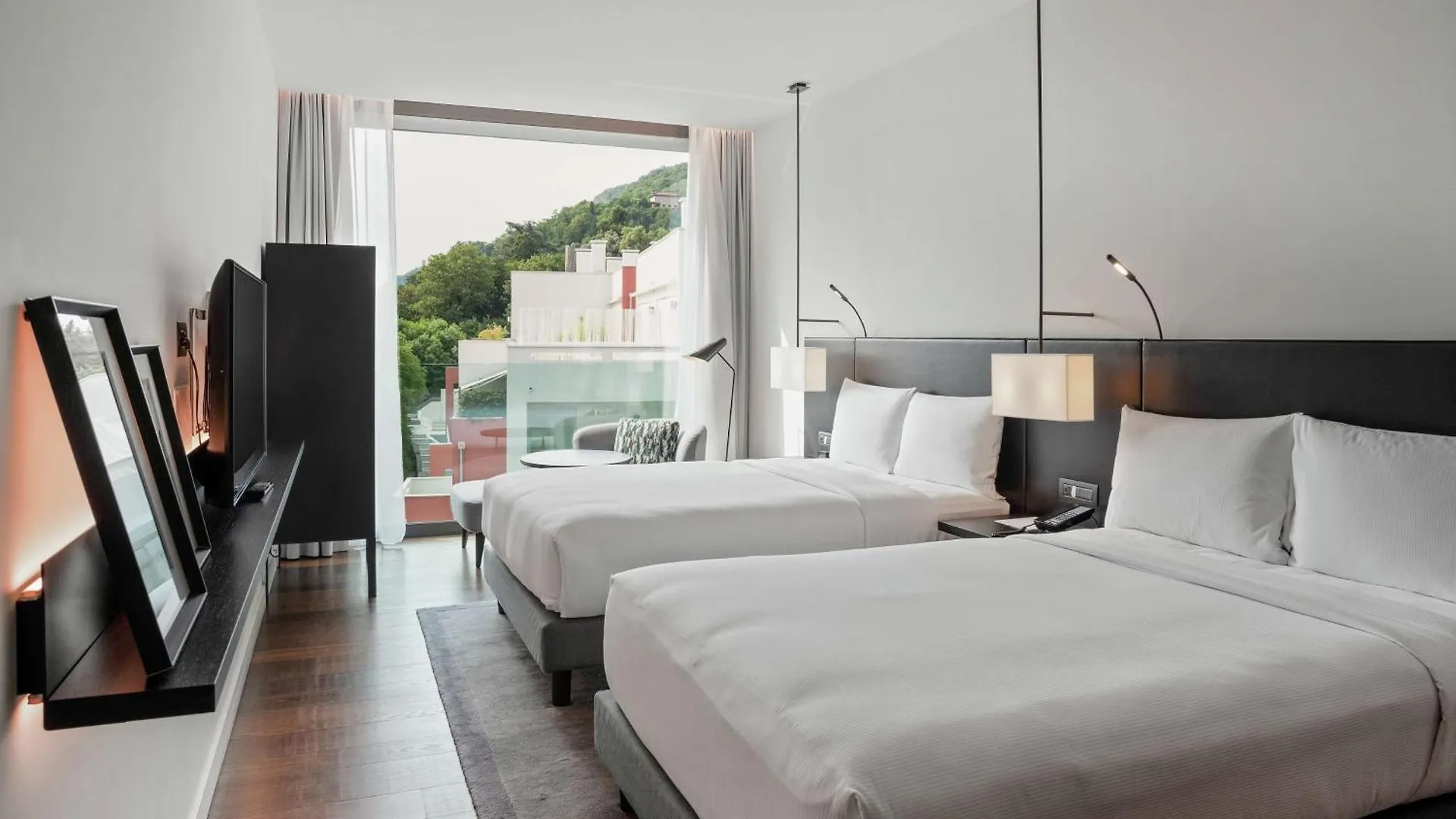 Hilton Lake Como 4*,