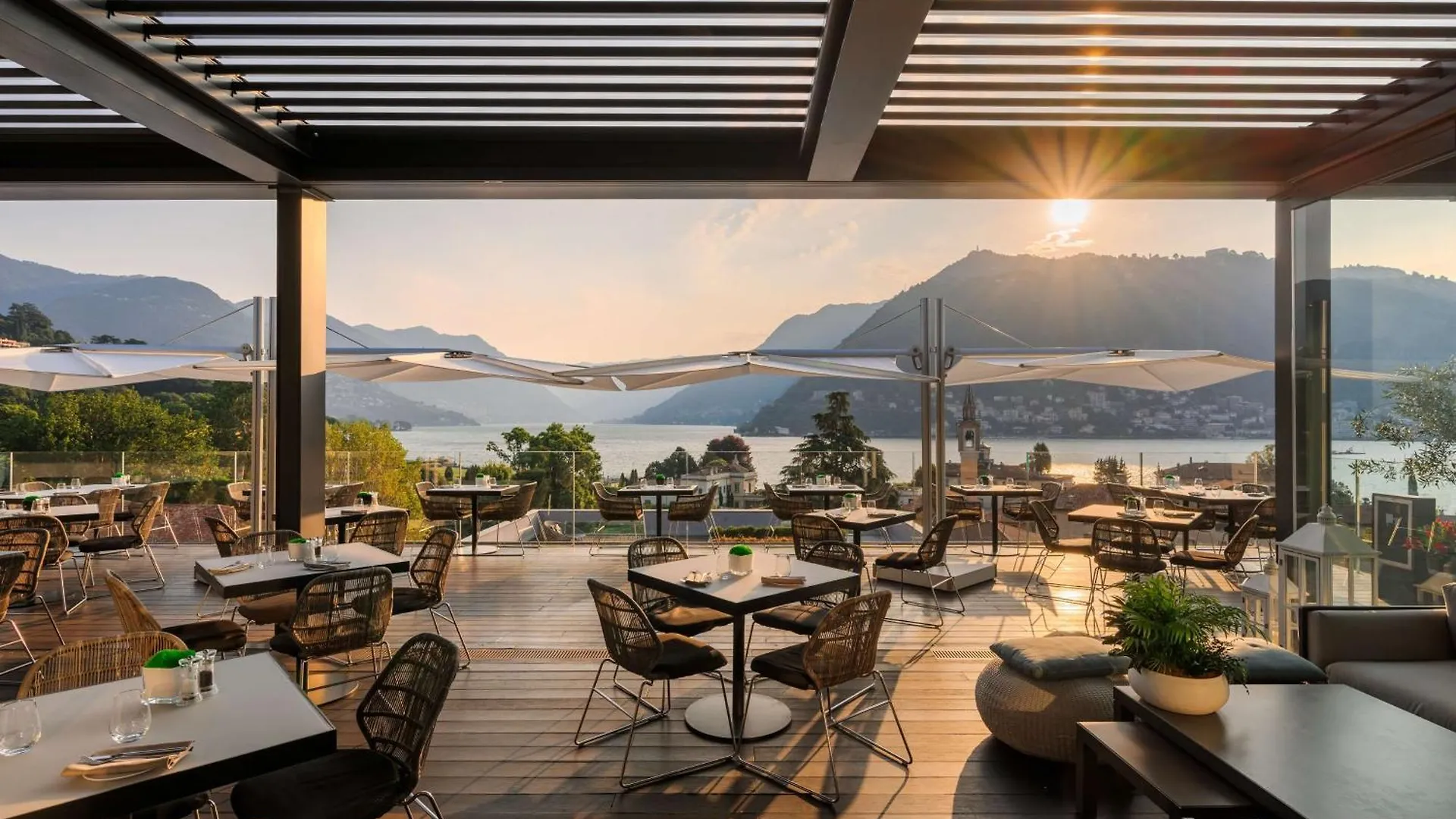 Hilton Lake Como 4*,