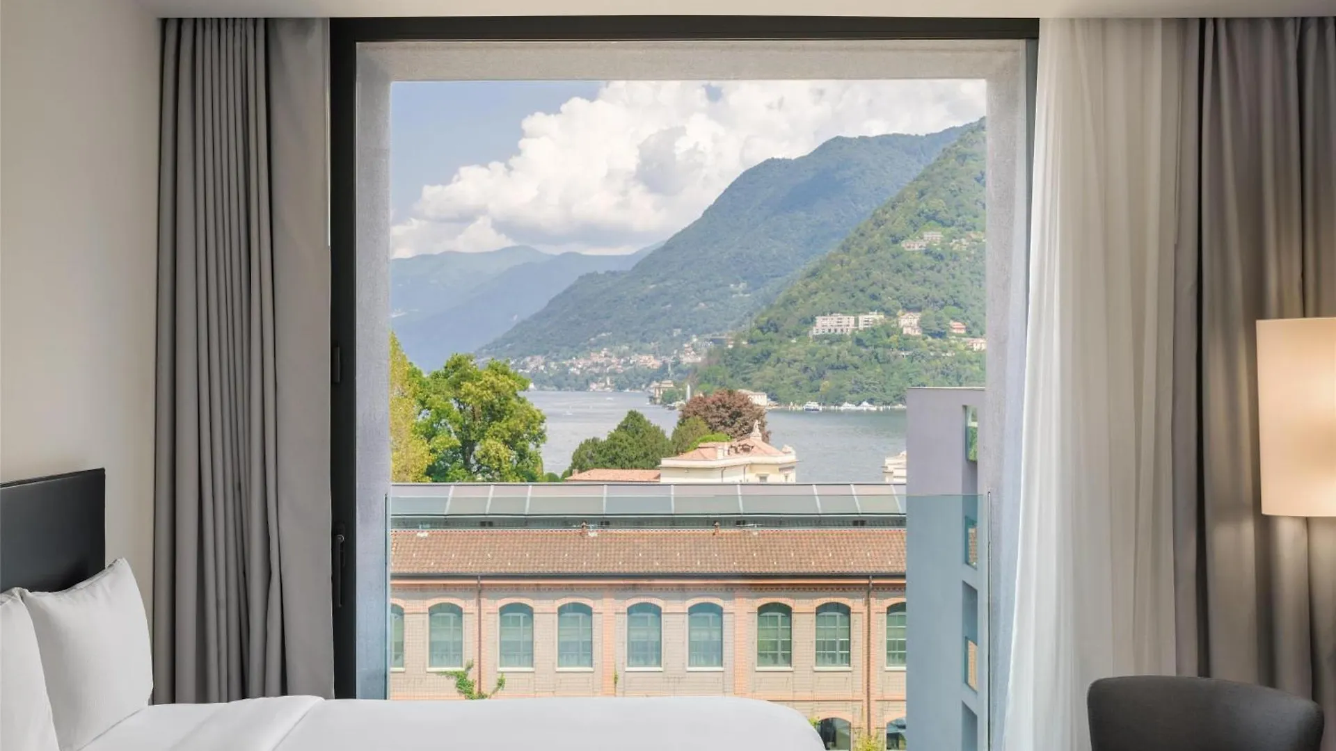Hilton Lake Como 4*,